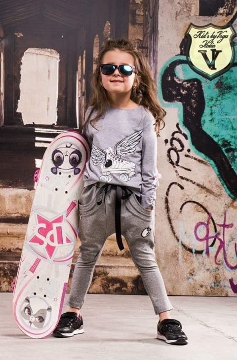 Komplet WROTKA - bluzka z nadrukiem i spodnie rurki a'la jeans z kokardą Komplet WROTKA - bluzka z nadrukiem i spodnie rurki a'la jeans z kokardą