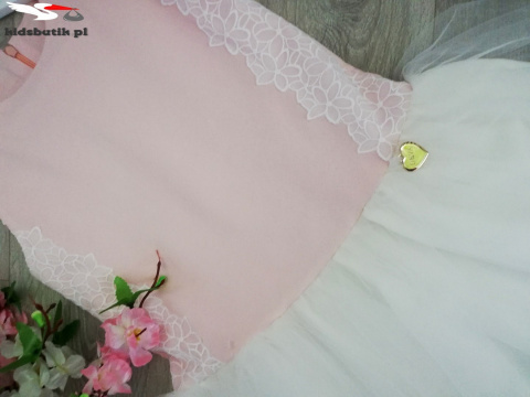 Elegancka sukienka z efektowną koronką na bokach Elegancka sukienka z efektowną koronką na bokach