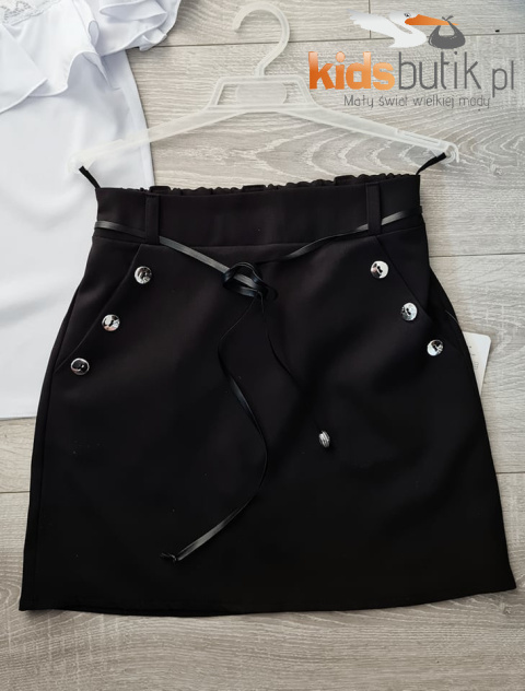 Elegancka spódniczka szkolna z guzikami i rzemykiem Elegancka spódniczka szkolna z guzikami i rzemykiem