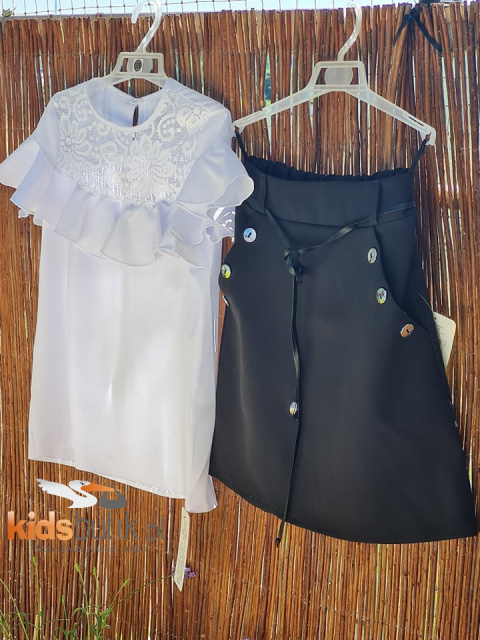 Elegancka spódniczka szkolna z guzikami i rzemykiem Elegancka spódniczka szkolna z guzikami i rzemykiem