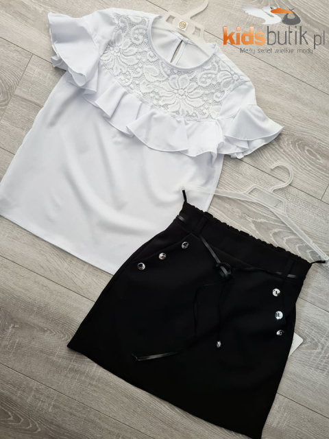 Elegancka spódniczka szkolna z guzikami i rzemykiem Elegancka spódniczka szkolna z guzikami i rzemykiem