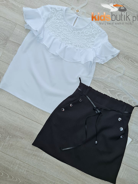 Elegancka spódniczka szkolna z guzikami i rzemykiem Elegancka spódniczka szkolna z guzikami i rzemykiem