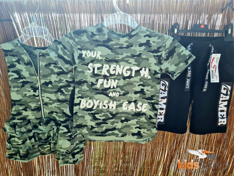 T-shirt moro z białym nadrukiem T-shirt moro z białym nadrukiem
