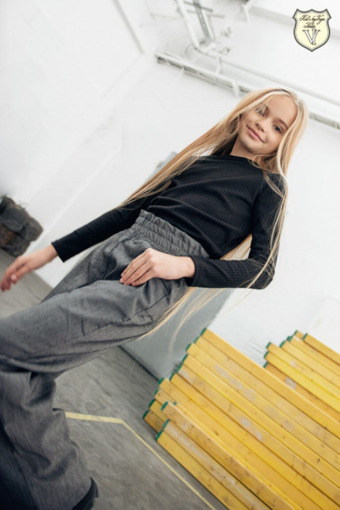 Bluzka prążek basic - klasyczna czerń Bluzka prążek basic - klasyczna czerń