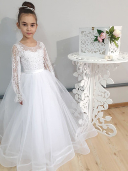 White, long dress for Communion with embroidered tulle and border at the bottom.