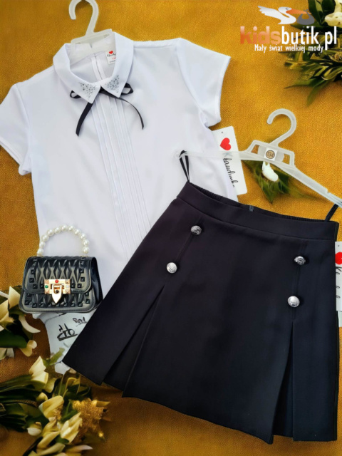 Elegancka bluzka z cyrkoniami, tasiemką i ozdobnym przeszyciem Elegancka bluzka z cyrkoniami, tasiemką i ozdobnym przeszyciem