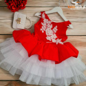 Elegancka, satynowa sukienka z kwiatową aplikacją i tiulowymi falbankami - czerwona