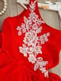Elegancka, satynowa sukienka z kwiatową aplikacją i tiulowymi falbankami - czerwona