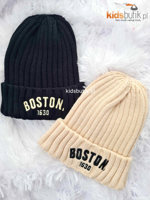 Jesienno - zimowa czapka z dzianiny z haftem Boston - czarna Jesienno - zimowa czapka z dzianiny z haftem Boston - czarna