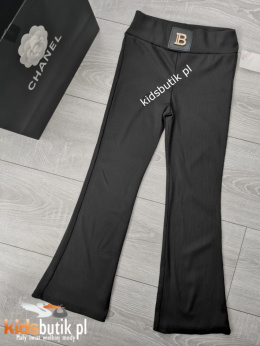 Eleganckie spodnie dzwony prążek z ozdobnym łańcuszkiem - czarne