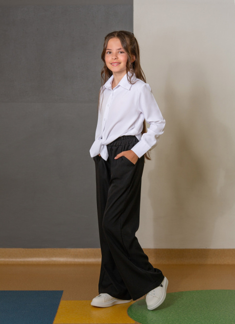 PRZEDSPRZEDAŻ - Eleganckie spodnie szwedy z lejącej się tkaniny PRZEDSPRZEDAŻ - Eleganckie spodnie szwedy z lejącej się tkaniny